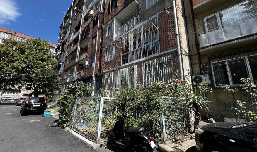 მითვისებული სივრცეები - რა ეშველება დაკარგულ ეზოებს?!