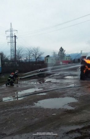 ბუნებრივი აირის სატუმბ ავტომანქანებს ცეცხლი გაუჩნდა - ფოტოები და ვიდეო შემთხვევის ადგილიდან